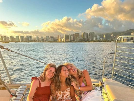 ウミガメシュノーケリング　ホロカイ・カタマラン号　高確率でウミガメに会えるタートルキャニオンへ！ソフトドリンク&スナック付き＜3時間／英語／ワイキキホテル発＞