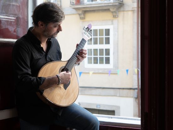 ポルトガル民謡ファドを手軽に体験！市内中心地「ファド・ナ・バイシャ (Fado na Baixa)」 ポートワイン1杯付き＜英語オーディオガイド／ポルト発＞