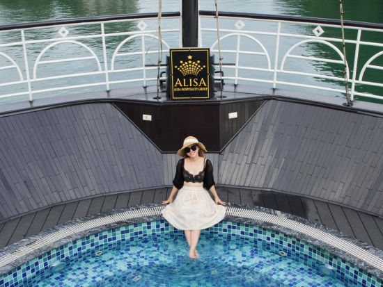 世界遺産ハロン湾1泊2日クルーズ＋陶器の伝統工芸バッチャン村観光「アリサ号」高級ホテルのような豪華5つ星客船に宿泊