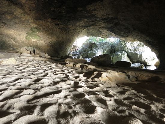伊江島　ニャティア洞