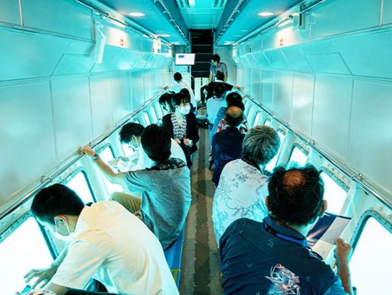 ブルーカーボンクルーズ 世界的に注目されているCO2吸収を観測する水中観光！カラフルな珊瑚や熱帯魚もお出迎え 学びながらツアーも楽しもう＜1時間／那覇発＞