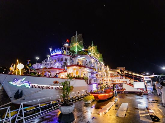 人気No.1のナイトツアー！水上人形劇鑑賞＋サイゴン川クルーズ　船内または人気店のディナー＜夜／一部のホテルに送迎可／現地ガイド(日本語可)／夕食付＞