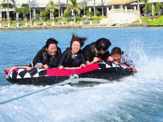 バンパーチューブ　円盤形のゴムボートに乗ってスリル満点のライドを体験！＜約15分／ハワイカイ＞