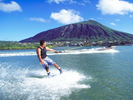 マリンスポーツパッケージ　2種類　バナナボートまたはバンパーチューブ＋水上スキーまたはウェイクボード＜ハワイカイ＞