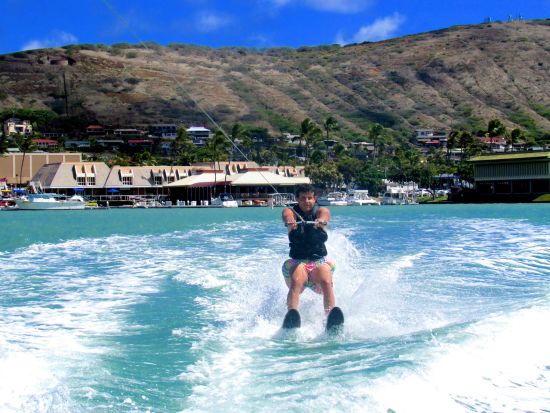 水上スキー体験　アドレナリン全開！水面を滑る爽快アクティビティ　12歳～参加OK＜マウナルア湾＞