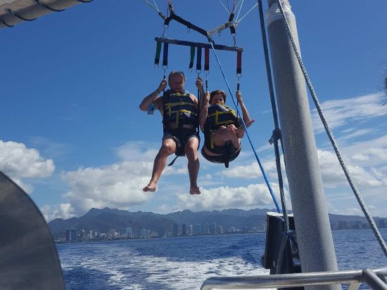 パラセーリング　5歳～参加OK！高さ150m／130m／110mの3種類　人気のカカアコまで徒歩圏内！ツアー後にショッピングや食事も楽しめる＜ケワロ湾＞