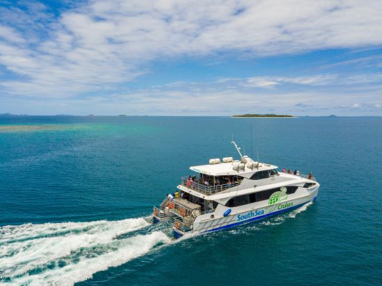 ママヌザ諸島観光クルーズ　展望デッキから大自然の美しい景色を堪能　エアコン完備の船内ラウンジあり＜送迎付き＞