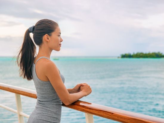 ママヌザ諸島観光クルーズ　展望デッキから大自然の美しい景色を堪能　エアコン完備の船内ラウンジあり＜送迎付き＞