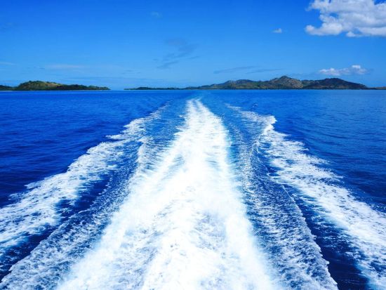 ママヌザ諸島観光クルーズ　展望デッキから大自然の美しい景色を堪能　エアコン完備の船内ラウンジあり＜送迎付き＞