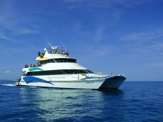 ママヌザ諸島観光クルーズ　展望デッキから大自然の美しい景色を堪能　エアコン完備の船内ラウンジあり＜送迎付き＞