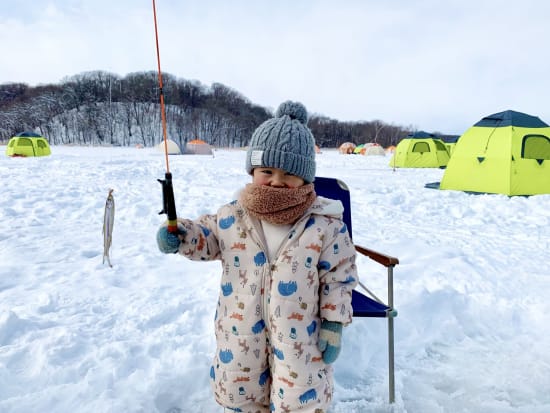 札幌ワカサギ釣り体験　釣り仙人が必釣奥義を伝授！あったかブーツレンタルもご用意あり＜1～2月／5歳以上参加可／札幌市内送迎あり＞by n.s ride