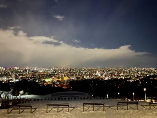 札幌 夜のスノーシュー まるでファンタジー⁉月や星空、まばゆい夜景...。夜の雪の世界を歩く＜12～2月／5歳以上／札幌市内送迎あり＞by n.s ride