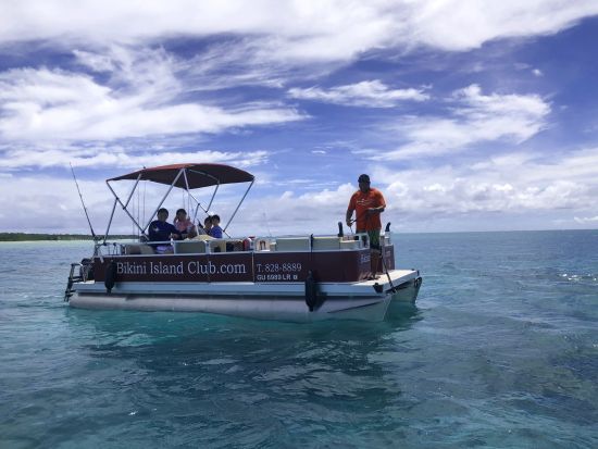 プライベートボートチャーター　ココスラグーンでアクティビティ（ビキニアイランドツアー、イルカ・ウミガメウォッチング、シュノーケリング）＜2～3時間／最大27名＞