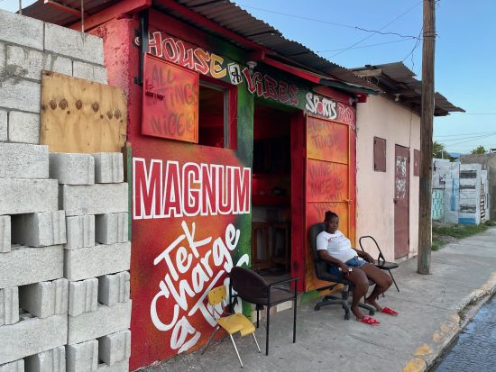 【貸切チャーター】ボブ・マーリーの故郷トレンチタウン周遊ツアー☆スラム街でもガイド同伴で安心＆安全＜約3時間／日本語ガイド／キングストン発＞