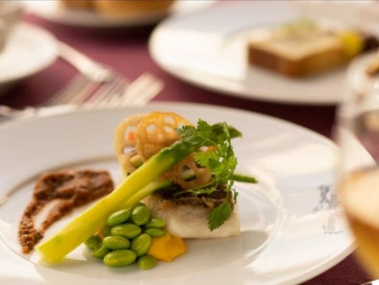 横浜ランチクルーズ マリーンルージュ 海を見ながら船上ランチを楽しむ♪ 選べる2コースをご用意＜赤レンガ倉庫発着＞