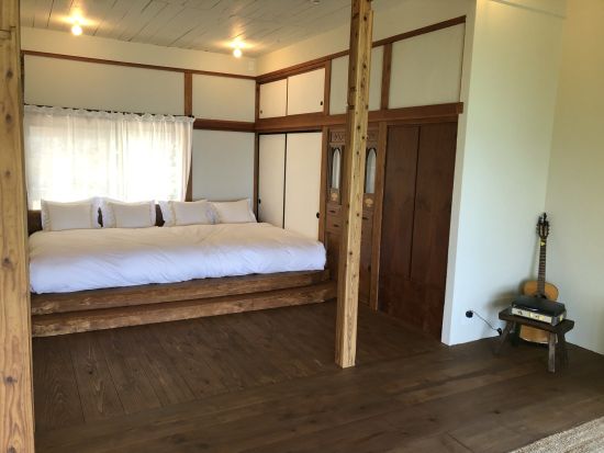 一棟貸しのお宿「KUROYO」目の前は高崎ビーチ！木のぬくもりあふれる空間で贅沢なひとときを堪能 ＜最大5名／福江港から車で約40分／福江島・五島市＞