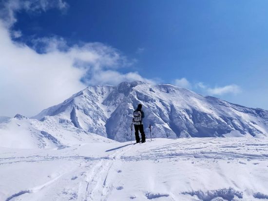 富良野 富良野岳バックカントリー 極寒だからこその最高の雪質！風をやわらげる木々の間をすべろう＜12～4月／ビギナーから上級者向け／富良野＞by登り返し倶楽部