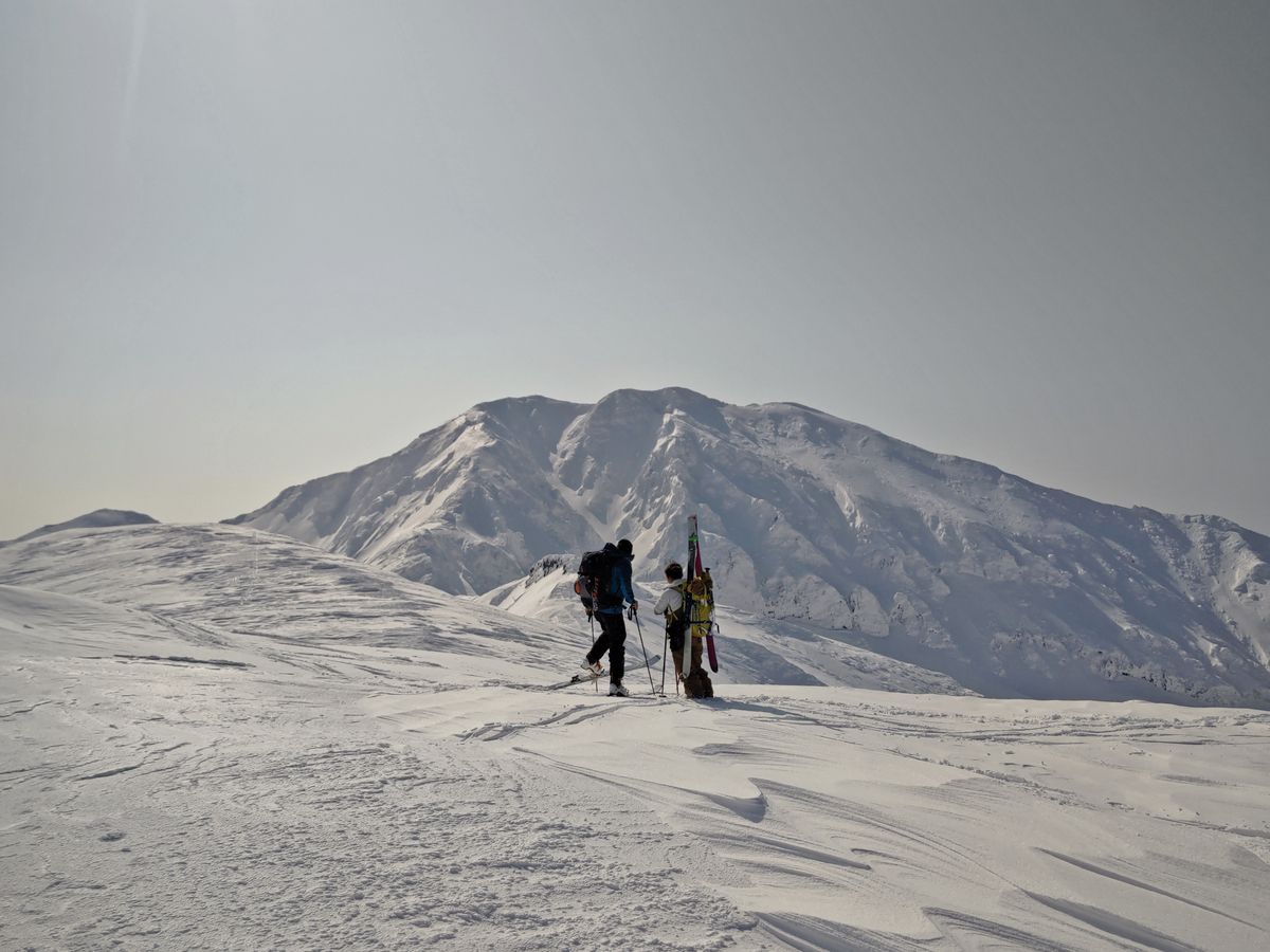 富良野 前十勝岳バックカントリー 火口から登る噴煙を横目に、十勝岳の