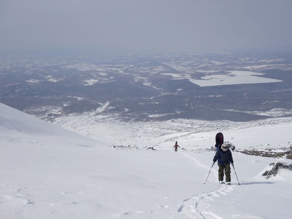 富良野 前十勝岳バックカントリー 火口から登る噴煙を横目に、十勝岳の