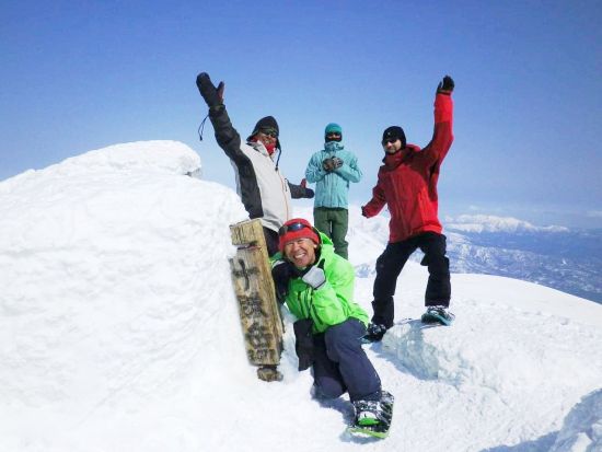 富良野 前十勝岳バックカントリー 火口から登る噴煙を横目に、十勝岳の地形を楽しめるコース＜12～4月／ビギナーから上級者向け／富良野＞by登り返し倶楽部