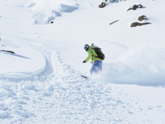 富良野 前十勝岳バックカントリー 火口から登る噴煙を横目に、十勝岳の地形を楽しめるコース＜12～4月／ビギナーから上級者向け／富良野＞by登り返し倶楽部