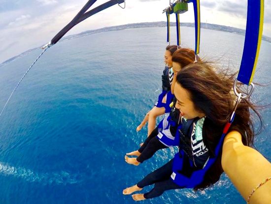 《沖縄3大アクティビティ全部体験！》贅沢セット！青の洞窟シュノーケリング＆絶景パラセーリング＆絶叫ウォータートイ＜ボート/ショップ設備利用可/恩納村発＞