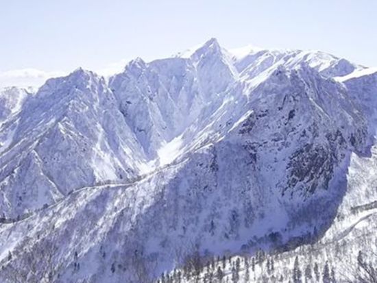 エキスパート向け！富良野の秘密の山バックカントリー　スノーモービルで麓まで牽引しハイクアップ！＜12～4月／上級者向け／富良野＞by登り返し倶楽部