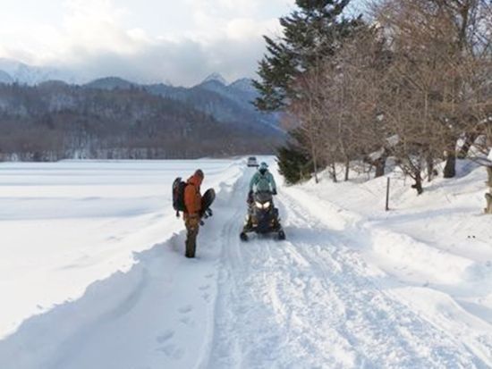 エキスパート向け！富良野の秘密の山バックカントリー　スノーモービルで麓まで牽引しハイクアップ！＜12～4月／上級者向け／富良野＞by登り返し倶楽部