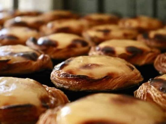 リスボン モウラリア地区グルメウォーキングツアー　エッグタルトなど名物フードを食べ歩き！ワイン2杯付き＜英語／約3時間＞