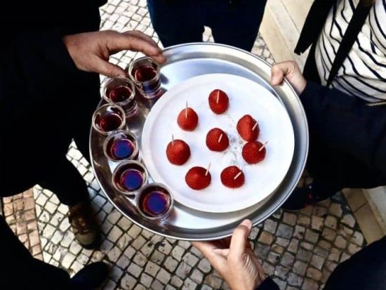 リスボン モウラリア地区グルメウォーキングツアー　エッグタルトなど名物フードを食べ歩き！ワイン2杯付き＜英語／約3時間＞