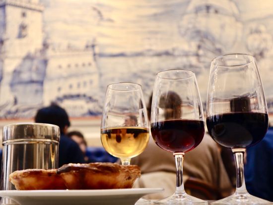 リスボン モウラリア地区グルメウォーキングツアー　エッグタルトなど名物フードを食べ歩き！ワイン2杯付き＜英語／約3時間＞