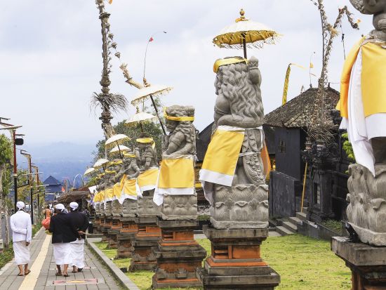 バリ島観光ツアー決定版！世界遺産ティルタ・エンプル寺院＆ブサキ寺院＆キンタマーニ高原＆ウルワツ寺院の夕日＆ケチャックダンス ＜貸切／昼食付／日本語ガイド＞