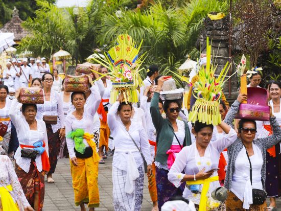 バリ島観光ツアー決定版！世界遺産ティルタ・エンプル寺院＆ブサキ寺院＆キンタマーニ高原＆ウルワツ寺院の夕日＆ケチャックダンス ＜貸切／昼食付／日本語ガイド＞