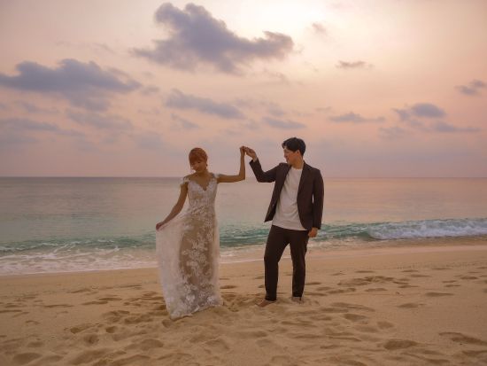 与論島 ウェディングフォト　ご希望のロケーション優先で3,4ヶ所で撮影、レタッチ済みフォト200カット付き by STUDIO CANVAS