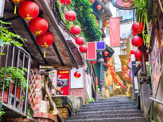 Taiwan_Jiufen_shutterstock_696614296