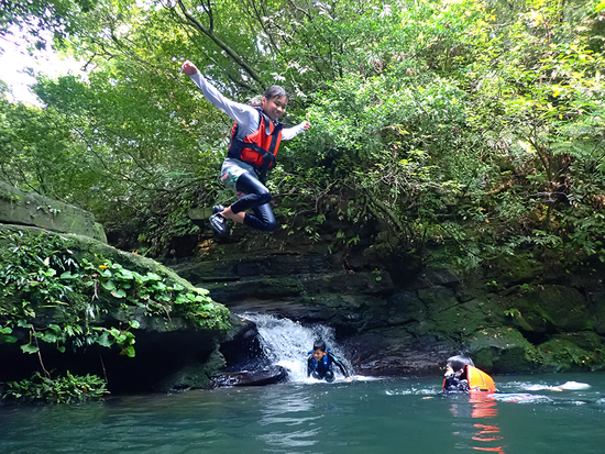 4月3日　マイラ奥の滝つぼジャンプ　1000ｐｘ