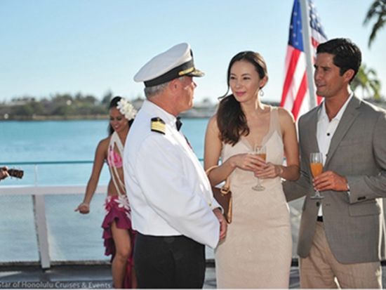 ハワイ　1日完結バウ・リニューアル　夫婦・カップルの記念日をスターオブホノルル号でお祝い！サンセットディナークルーズ付き