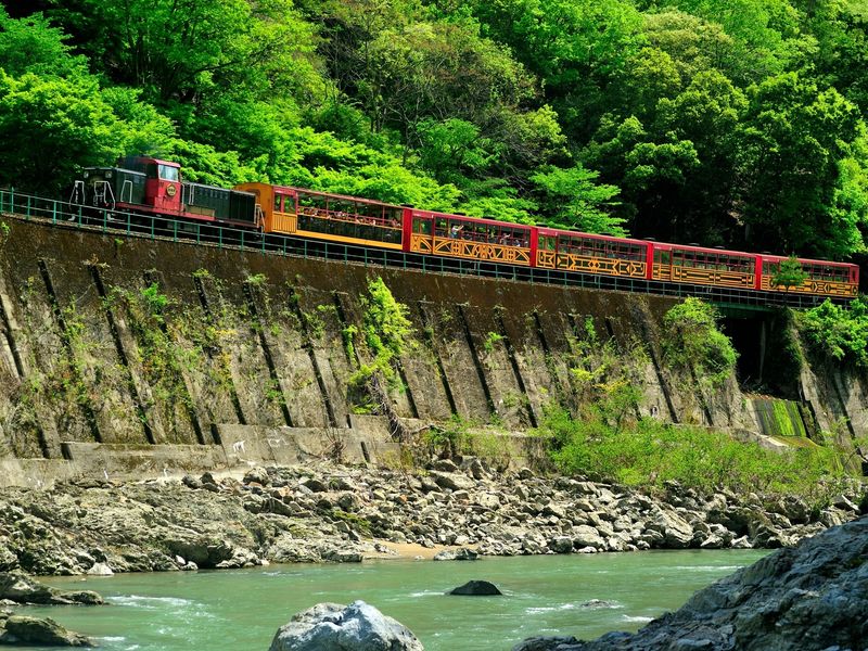 Japana_Kyoto_Train_pixta_10758193_M
