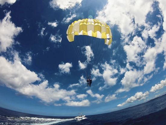 【毎日5組限定】ボートでGO！青の洞窟シュノーケリング＆絶景パラセーリング★EX絶景体験★自社専用ボート★水中写真★熱帯魚餌付け