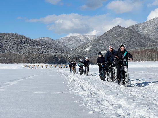 橋梁バックに走る