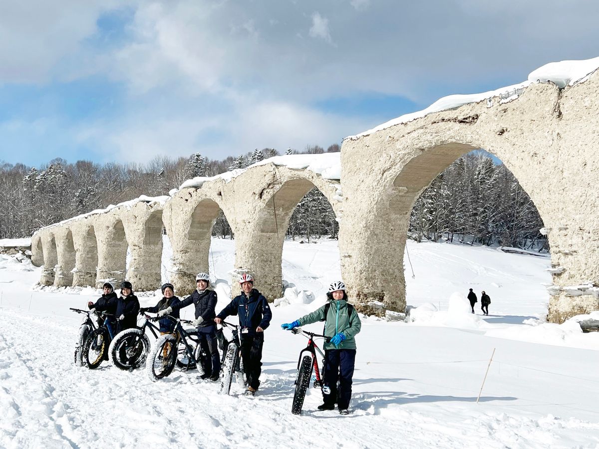 十勝ぬかびら湖 氷上ファットバイクでサイクリング 山々に囲まれた