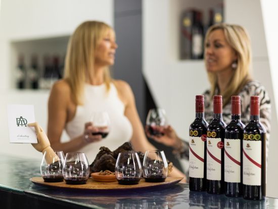 ダーレンベルグワイナリー＆蒸留所　ワインとジンのテイスティング＋サルバドール・ダリ美術展などを満喫！＜2コースランチあり／アデレードから車で約45分＞