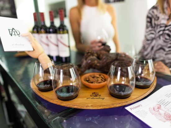 ダーレンベルグワイナリー 4つのヴィンテージワインの試飲 話題の「ダーレンベルグキューブ」ではアート空間を堪能＜英語ガイド／アデレードから車で約45分＞