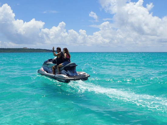 ジェットスキーで行く！ユニの浜上陸ツアー 宮古島の海上を爽快に駆け抜けよう！ 手ぶら参加OK ツアー中の撮影データ付＜1～2名／1～2時間／宮古島＞
