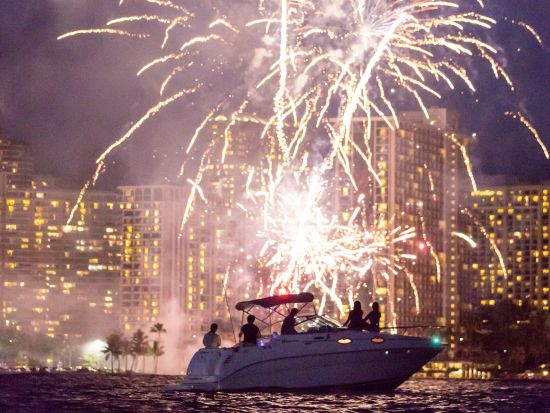 花火鑑賞クルーズ　セレンディピティ号　ワイキキの夜空に打ち上がる花火を豪華クルーザーから鑑賞！＜金曜日限定／1～12名／ワイキキ送迎／ケワロ湾発＞