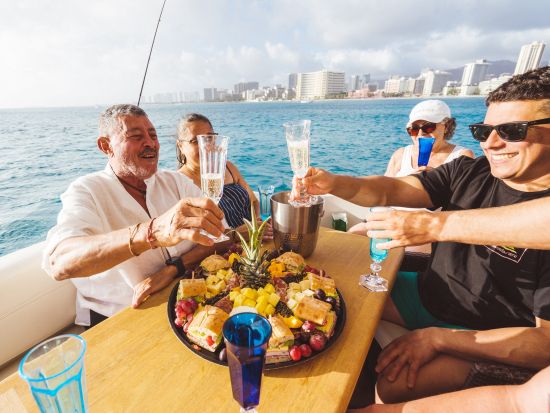 貸切サンセットクルーズ　セレンディピティ号　ワイキキ沖でプライベートクルージング！アペタイザーまたはディナー付きプランも＜1～12名／ワイキキ送迎／ケワロ湾発＞