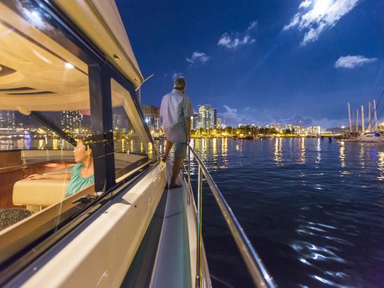 花火鑑賞クルーズ　セレンディピティ号　ワイキキの夜空に打ち上がる花火を豪華クルーザーから鑑賞！＜金曜日限定／1～12名／ワイキキ送迎／ケワロ湾発＞