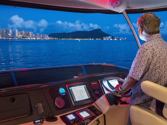 花火鑑賞クルーズ　セレンディピティ号　ワイキキの夜空に打ち上がる花火を豪華クルーザーから鑑賞！＜金曜日限定／1～12名／ワイキキ送迎／ケワロ湾発＞