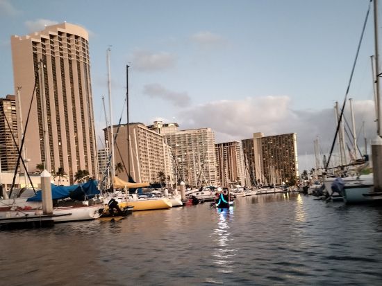 ゴンドラクルーズ　ベネチア風ゴンドラでアラワイ運河を進む　人気曲のメドレーをバックにロマンチックなひと時を！貸切プランあり＜ドリンク付き／ワイキキ発＞