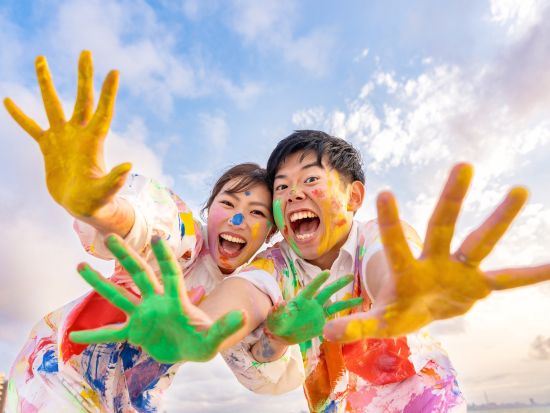 ペイントフォト 今注目のロケーション撮影！専用の絵の具を使用して楽しく撮影◎カップルやご家族連れにオススメ＜約1時間／沖縄本島＞